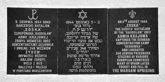 The inscription in Polish, Hebrew, and English