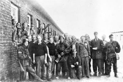 Prisoners of Gęsiówka pose with their liberators.
